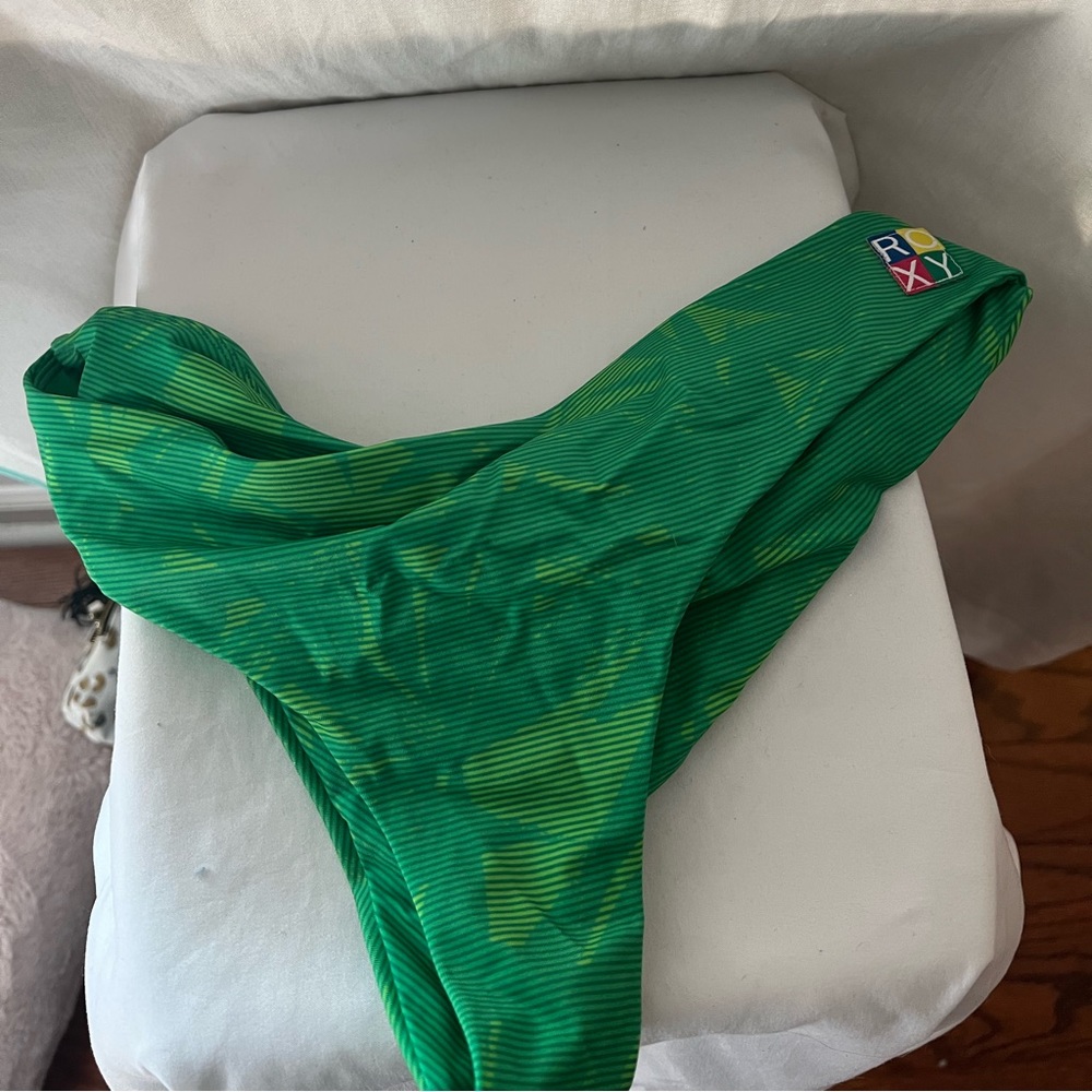 Roxy bathing suit bottoms🤍